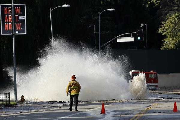 L.A.’s aging water pipes; a $1-billion dilemma (Los Angeles Times)